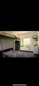 ein Schlafzimmer mit einem Etagenbett und einem Fenster in der Unterkunft Lemon Hotel Plan de Campagne Marseille in Septèmes-les-Vallons