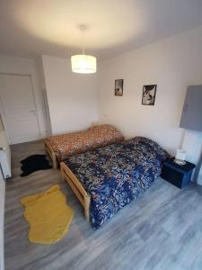 ein Schlafzimmer mit einem Bett und einem gelben Teppich in der Unterkunft Endroit paisible, Périgueux, maison avec piscine in La Garde