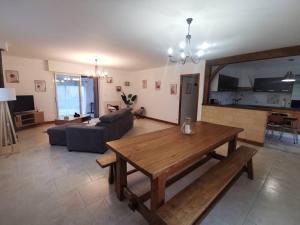 ein Wohnzimmer mit einem Tisch und einem Sofa in der Unterkunft Endroit paisible, Périgueux, maison avec piscine in La Garde