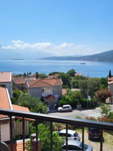 Blick auf das Wasser einer Stadt in der Unterkunft House Tamaris App.25 in Ðenovići