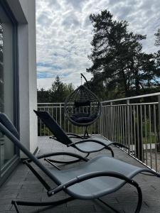 Balkón alebo terasa v ubytovaní Family & Business Sauna Apartments No1 Leśny nad Zalewem Cedzyna Unikat - 3 Bedroom with Private Sauna, Bath with Hydromassage, Terrace, Garage, Catering Options