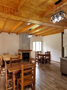 賽斯的住宿－Bujtina Tinari Theth，大型用餐室配有木桌和椅子