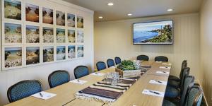 una sala de conferencias con una mesa larga y sillas en Laguna Beach House en Laguna Beach