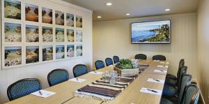 una sala de conferencias con una mesa larga y sillas en Laguna Beach House, en Laguna Beach