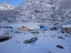 冬天的Baspa Valley Adventure Camp