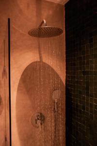 una ducha con agua procedente de un cabezal de ducha en Dar YAMAR en Esauira