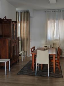 a dining room with a table and chairs at Iris Casa Vacanza in Noci +13 photos