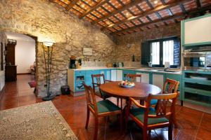 eine Küche mit einem Tisch und Stühlen im Zimmer in der Unterkunft Casa Maro Prenafeta in Prenafeta