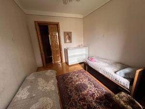 Een bed of bedden in een kamer bij Rest and go on
