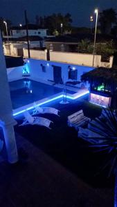 Zdjęcie z galerii obiektu GATU PREMIUM Villa Lurberri piscina privada, 4 dormitorios, 2 baños, parking , jardines, " Preferente mayores de 25 años y familias " ín y barbacoa w mieście Chiclana de la Frontera