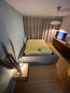 niewielka sypialnia z łóżkiem i stołem z stolikiem nocnym w obiekcie Studio Suzanne proche des commerces & de la plage w mieście Fort-Mahon-Plage