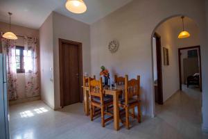 Un comedor con una mesa y algunas sillas. en Georgia Apartment Acharavi Corfu, en Acharavi