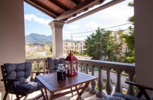 - une terrasse couverte avec une table et des chaises sur un balcon dans l'établissement Georgia Apartment Acharavi Corfu, à Acharavi