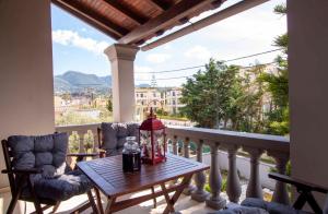 Un porche con una mesa y sillas en un balcón. en Georgia Apartment Acharavi Corfu, en Acharavi