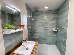 łazienka z umywalką i prysznicem w obiekcie Studio Suzanne proche des commerces & de la plage w mieście Fort-Mahon-Plage +27 zdjęć