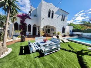 Willa z trawnikiem i basenem w obiekcie GATU PREMIUM Villa Lurberri piscina privada, 4 dormitorios, 2 baños, parking , jardines, " Preferente mayores de 25 años y familias " ín y barbacoa w mieście Chiclana de la Frontera
