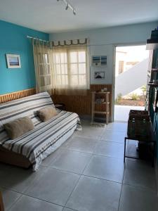 1 Schlafzimmer mit 2 Betten und einem großen Fliesenboden in der Unterkunft Apartamento Los Lagos in Cotillo