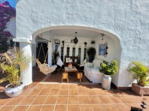 Balkon lub taras w obiekcie GATU PREMIUM Villa Lurberri piscina privada, 4 dormitorios, 2 baños, parking , jardines, " Preferente mayores de 25 años y familias " ín y barbacoa
