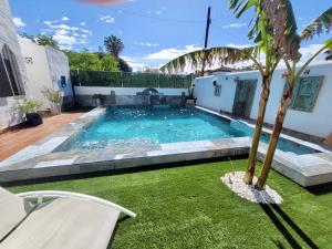 Basen w obiekcie GATU PREMIUM Villa Lurberri piscina privada, 4 dormitorios, 2 baños, parking , jardines, " Preferente mayores de 25 años y familias " ín y barbacoa lub w pobliżu