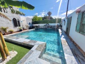 Basen w obiekcie GATU PREMIUM Villa Lurberri piscina privada, 4 dormitorios, 2 baños, parking , jardines, " Preferente mayores de 25 años y familias " ín y barbacoa lub w pobliżu