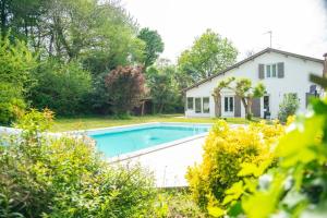 basen przed domem w obiekcie Villa Ersanavera w mieście Saubrigues