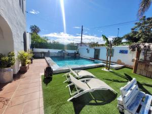 Basen w obiekcie GATU PREMIUM Villa Lurberri piscina privada, 4 dormitorios, 2 baños, parking , jardines, " Preferente mayores de 25 años y familias " ín y barbacoa lub w pobliżu