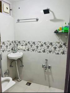斯利那加的住宿－Ashai Villa Studio Apartment in Srinagar，一间带水槽和卫生间的浴室