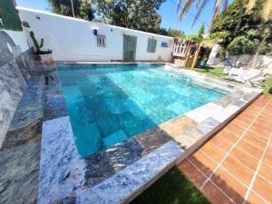 Basen w obiekcie GATU PREMIUM Villa Lurberri piscina privada, 4 dormitorios, 2 baños, parking , jardines, " Preferente mayores de 25 años y familias " ín y barbacoa lub w pobliżu