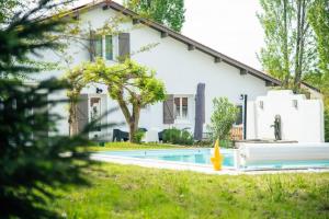 basen przed domem w obiekcie Villa Ersanavera w mieście Saubrigues