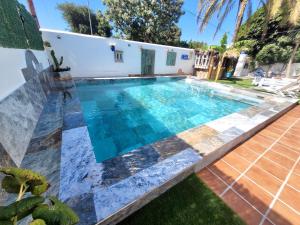 basen na podwórku domu w obiekcie GATU PREMIUM Villa Lurberri piscina privada, 4 dormitorios, 2 baños, parking , jardines, " Preferente mayores de 25 años y familias " ín y barbacoa w mieście Chiclana de la Frontera