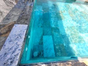 Basen w obiekcie GATU PREMIUM Villa Lurberri piscina privada, 4 dormitorios, 2 baños, parking , jardines, " Preferente mayores de 25 años y familias " ín y barbacoa lub w pobliżu