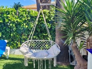 Ogród w obiekcie GATU PREMIUM Villa Lurberri piscina privada, 4 dormitorios, 2 baños, parking , jardines, " Preferente mayores de 25 años y familias " ín y barbacoa