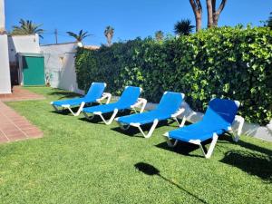 Ogród w obiekcie GATU PREMIUM Villa Lurberri piscina privada, 4 dormitorios, 2 baños, parking , jardines, " Preferente mayores de 25 años y familias " ín y barbacoa