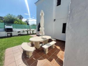 Zdjęcie z galerii obiektu GATU PREMIUM Villa Lurberri piscina privada, 4 dormitorios, 2 baños, parking , jardines, " Preferente mayores de 25 años y familias " ín y barbacoa w mieście Chiclana de la Frontera