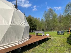 Zahrada ubytování Tatra Glamp Mazury - sieć noclegowa Tatra Glamp