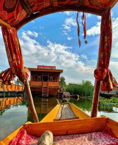 a boat on a body of water with at Houseboat Young Manhattan in Srinagar