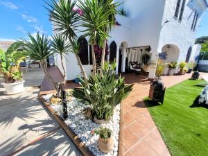 Ogród w obiekcie GATU PREMIUM Villa Lurberri piscina privada, 4 dormitorios, 2 baños, parking , jardines, " Preferente mayores de 25 años y familias " ín y barbacoa