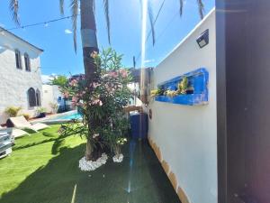 Ogród w obiekcie GATU PREMIUM Villa Lurberri piscina privada, 4 dormitorios, 2 baños, parking , jardines, " Preferente mayores de 25 años y familias " ín y barbacoa