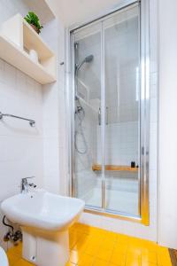 een witte badkamer met een douche en een wastafel bij Portofino's Flavour in Portofino