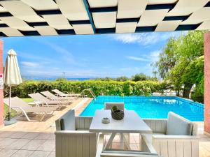 Bazén v ubytování Villa Barbati Thalassaki with private pool by DadoVillas nebo v jeho okolí