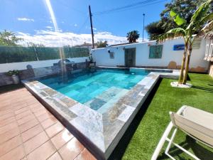 Basen w obiekcie GATU PREMIUM Villa Lurberri piscina privada, 4 dormitorios, 2 baños, parking , jardines, " Preferente mayores de 25 años y familias " ín y barbacoa lub w pobliżu