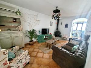 Część wypoczynkowa w obiekcie GATU PREMIUM Villa Lurberri piscina privada, 4 dormitorios, 2 baños, parking , jardines, " Preferente mayores de 25 años y familias " ín y barbacoa