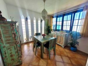 Zdjęcie z galerii obiektu GATU PREMIUM Villa Lurberri piscina privada, 4 dormitorios, 2 baños, parking , jardines, " Preferente mayores de 25 años y familias " ín y barbacoa w mieście Chiclana de la Frontera