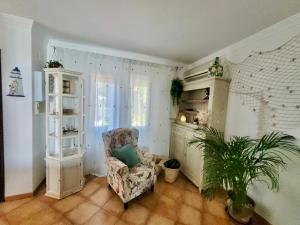 Część wypoczynkowa w obiekcie GATU PREMIUM Villa Lurberri piscina privada, 4 dormitorios, 2 baños, parking , jardines, " Preferente mayores de 25 años y familias " ín y barbacoa