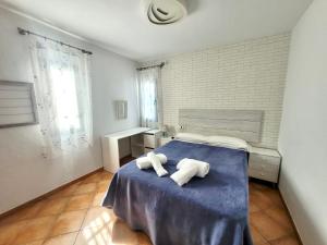 Łóżko lub łóżka w pokoju w obiekcie GATU PREMIUM Villa Lurberri piscina privada, 4 dormitorios, 2 baños, parking , jardines, " Preferente mayores de 25 años y familias " ín y barbacoa