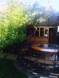una mesa en medio de un jardín en Argavand Hotel & Restaurant Complex, en Argavand
