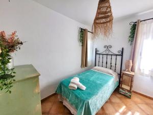 Łóżko lub łóżka w pokoju w obiekcie GATU PREMIUM Villa Lurberri piscina privada, 4 dormitorios, 2 baños, parking , jardines, " Preferente mayores de 25 años y familias " ín y barbacoa