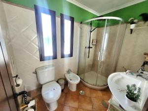 Łazienka w obiekcie GATU PREMIUM Villa Lurberri piscina privada, 4 dormitorios, 2 baños, parking , jardines, " Preferente mayores de 25 años y familias " ín y barbacoa