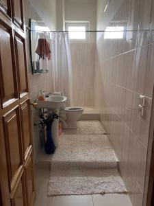 een badkamer met toilet en wastafel bij Rest and go on in Khashuri