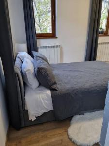 um quarto com uma cama com almofadas em Cozy apartment near city center em Bucareste